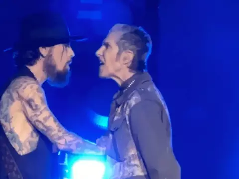 Perry Farrell parte para cima de Dave Navarro, durante show do Jane's Addiction