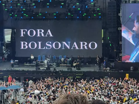 Fresno manda "Fora Bolsonaro" no telão e no microfone mesmo após decisão do TSE