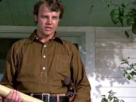 Joe Don Baker em cena de Com as Próprias Mãos (Reprodução)