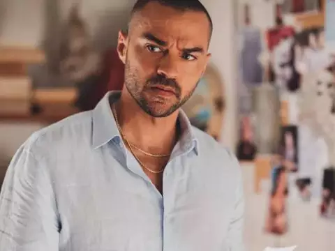 Jesse Williams em Hotel Costiera (Reprodução)
