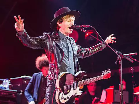 [ATUALIZADO] Beck e membros do Nirvana homenageiam David Bowie tocando "The Man Who Sold The World"; assista