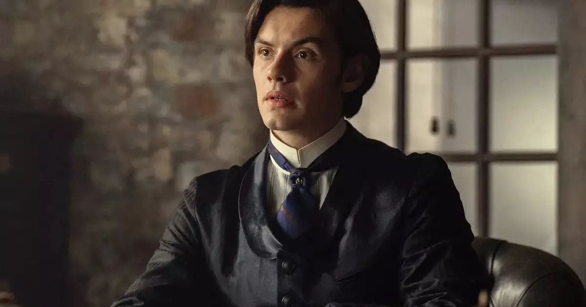 Ator de Enola Holmes Louis Partridge é cotado para novo 007