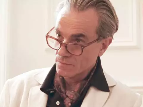 Daniel Day-Lewis em cena de Trama Fantasma (Reprodução)