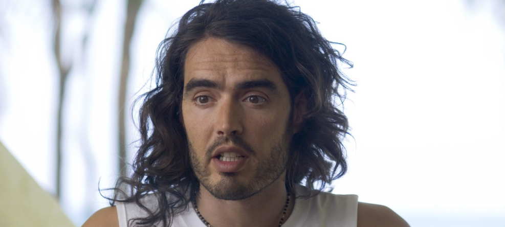 Russell Brand é processado por estupro e agressão pela polícia de Londres
