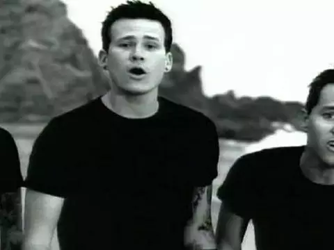 Blink-182 cutuca fãs e faz piada com Friends; confira 
