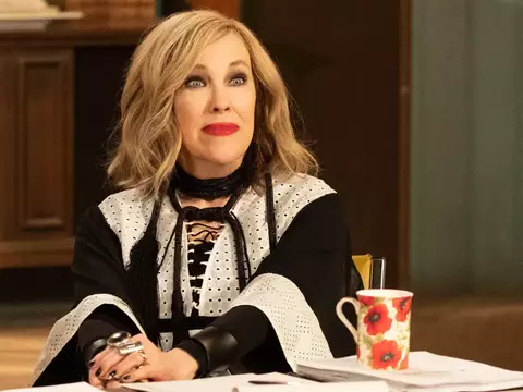 Tim Burton, Pedro Pascal e mais prestam homenagem a Catherine O'Hara