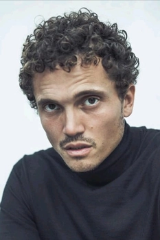 Foto de Karl Glusman