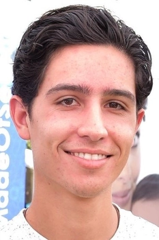 Foto de Lorenzo James Henrie