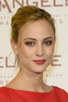 Foto de Nora Arnezeder