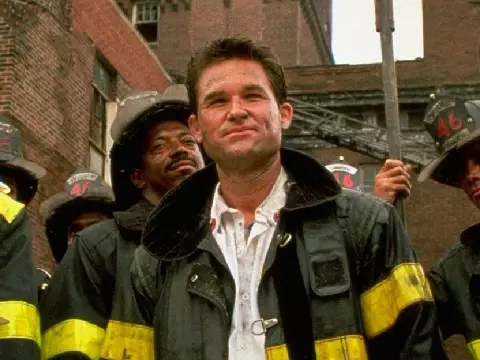 Glen Powell vai estrelar remake de Cortina de Fogo