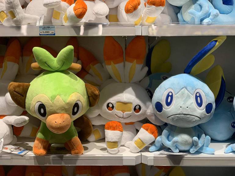 Foto de brinquedos dispostos na loja Pokémon Center no Japão