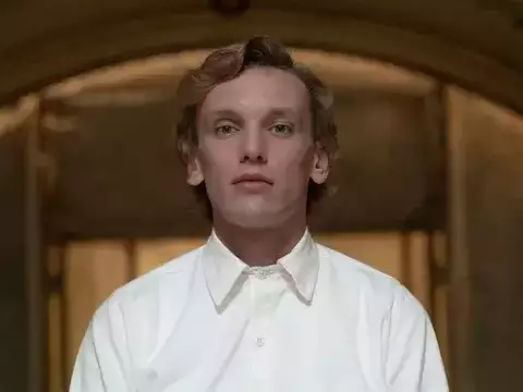 Jamie Campbell Bower faz aparição surpresa em peça de Stranger Things