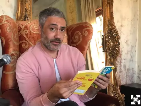 Imagem da leitura de James e o Pêssego Gigante promovida por Taika Waititi/Rald Dahl/YouTube