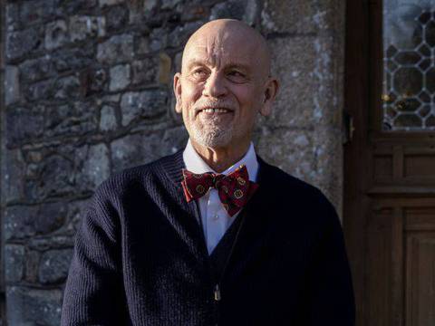 Sr. Blake ao Seu Dispor | Filme com John Malkovich ganha cartaz oficial; veja