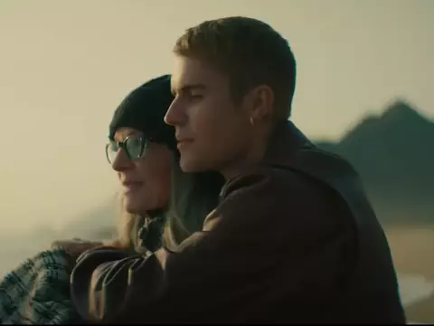 Diane Keaton abraçada com Justin Bieber em "Ghost"