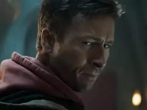 Glen Powell fala sobre a influência de Tom Cruise em sua atuação