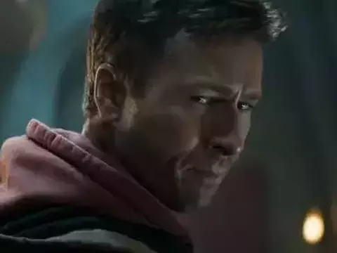 Glen Powell fala da influência de Tom Cruise ao fazer as próprias cenas de ação