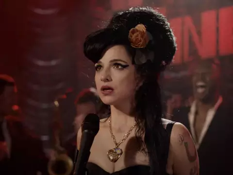 Marisa Abela como Amy Winehouse em Back to Black (Reprodução)