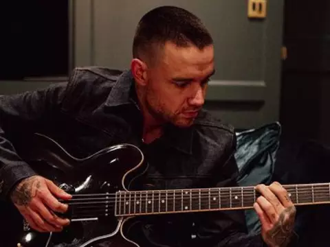 Liam Payne tocando violão
