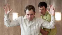 Dacre Montgomery e Bill Skarsgard em Refém Por um Fio (Reprodução)