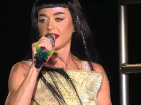 Katy Perry em anúncio do The Town (Reprodução)