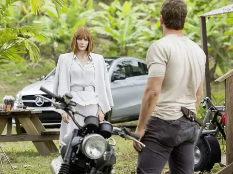 Jurassic World - O Mundo dos Dinossauros | Chris Pratt posa ao lado de velociraptor em nova foto