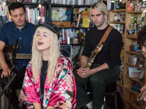Paramore faz versão intimista de "Hard Times", "26" e "Fake Happy"