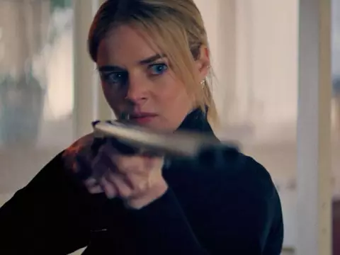 Samara Weaving em Por Cima do Seu Cadáver (Reprodução)