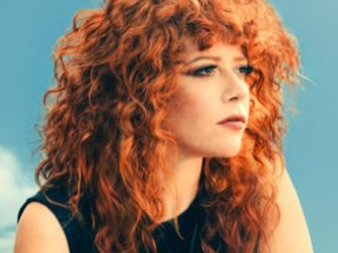 Natasha Lyonne em detalhe do pôster de Poker Face (Reprodução)