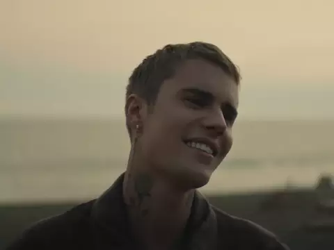 Justin Bieber no clipe de "Ghost" (Reprodução)