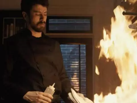Toby Kebbell em cena de Servant (Reprodução)