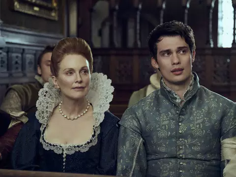 Julianne Moore e Nicholas Galitzine em trailer de Mary & George; assista