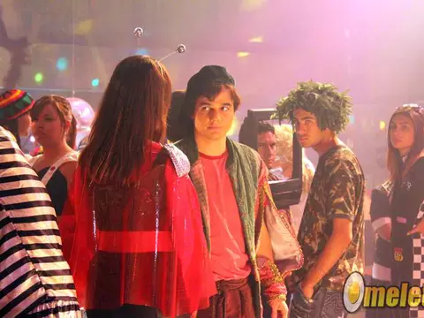 O Homem do Futuro | Ouça Wagner Moura e Vanessa da Mata cantando a música-tema