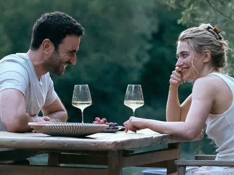 Brett Goldstein e Imogen Poots em Por Inteiro (Divulgação/Apple TV+)