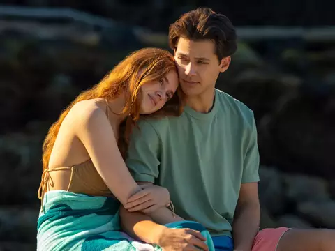 Matt Cornett e Sadie Soverall em Depois Daquele Ano (Divulgação/Prime Video)