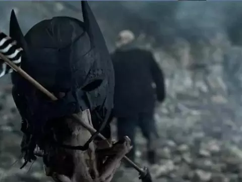 Arrow | Final original mostraria Oliver inspirando jovem Bruce a virar o Batman