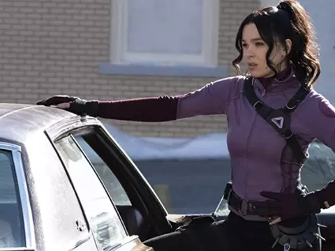 Hailee Stenfield como Kate Bishop em Gavião Arqueiro (Divulgação)