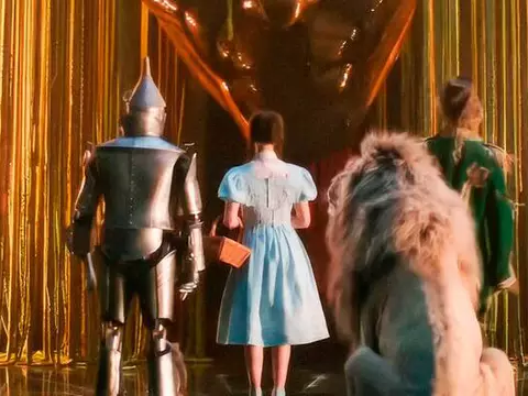 Wicked: Parte 2 | Dorothy aparece com visual completo em novas fotos, veja