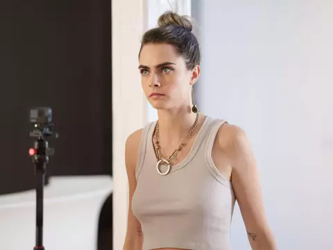 Cara Delevingne comemora representação LGBTQ em Only Murders in the Building