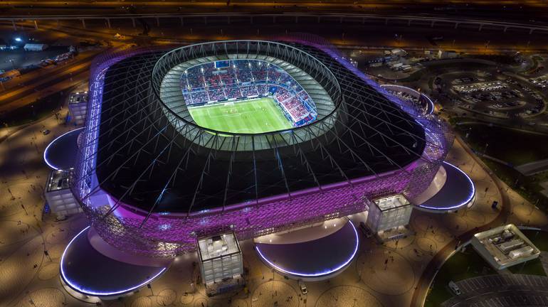 Imagem de vista aérea do estádio Ahmad Bin Ali, no Catar