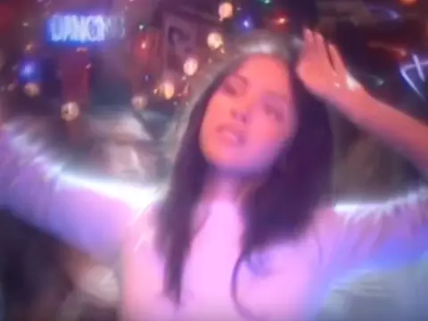 Olivia Rodrigo em "drop dead" (Reprodução/YouTube)