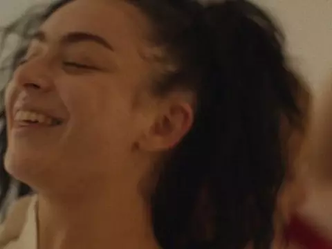 Charli XCX em Erupcja (Reprodução)