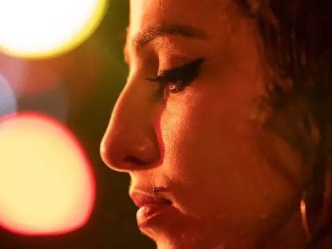 Marisa Abela como Amy Winehouse em Back to Black (Reprodução)