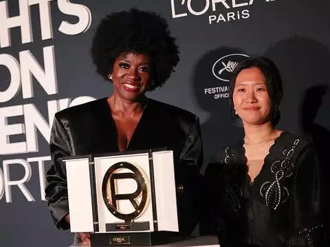 Viola Davis e Heo Gayoung no Lights On Women Awards (Divulgação/L’Oréal Paris)