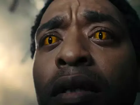 Chiwetel Ejiofor em cena de O Homem que Caiu na Terra (Reprodução)