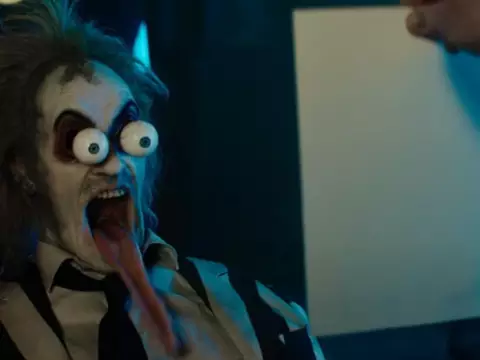 Michael Keaton, em cena de Os Fantasmas Ainda se Divertem - Beetlejuice, Beetlejuice