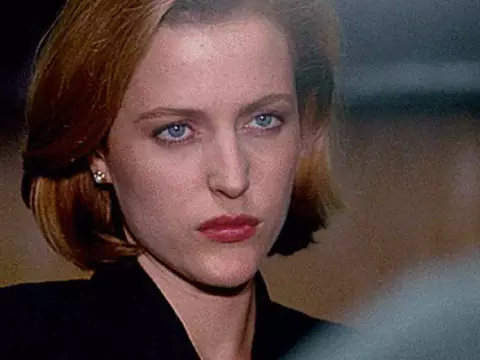 Gillian Anderson em cena de Arquivo X (Reprodução)
