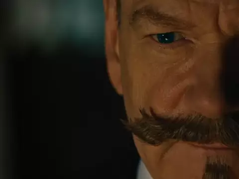 Kenneth Branagh em cena de Morte no Nilo (Reprodução)