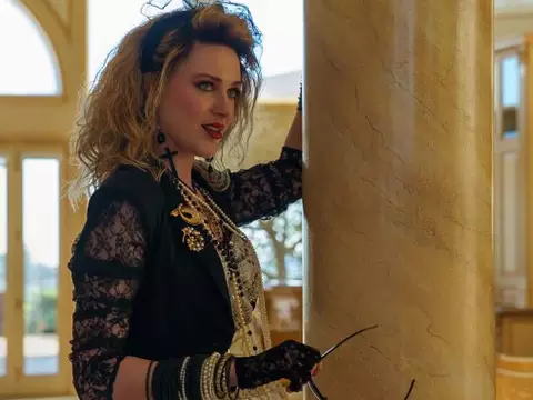 Evan Rachel Wood como Madonna em Weird: The Weird Al Yankovic Story (Reprodução)