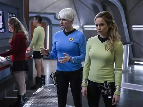 Caity Lotz e Jess McAllan em Legends of Tomorrow/CW